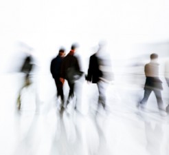 Informes psicólogicos - gente caminando desenfocada