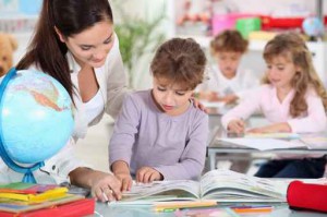 Niña y profesora en el aula