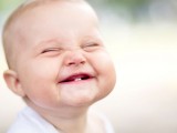Un coeficiente emocional (CE) elevado es tan importante como un coeficiente intelectual (CI) elevado - Psicólogos Gran Vía Artículos Bebé feliz y sonriente. Inteligencia emocional. Psicólogos gran Vía