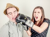 El juego de roles en las relaciones - Psicólogos Gran Vía Artículos Pareja luchando